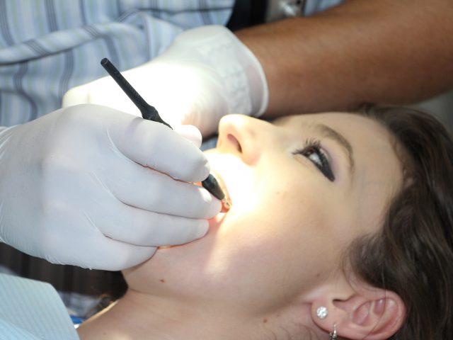 https://dentalhomecare.com.br/wp-content/uploads/2016/08/zahnreinigung-1514692_1920-640x480.jpg